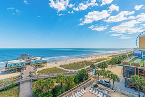 Ein Strandhotel mit Promenarde, Zugang zum Strand und Meerblick.
