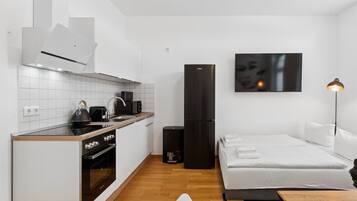 Kühlschrank, Mikrowelle, Wasserkocher mit Kaffee-/Teezubehör