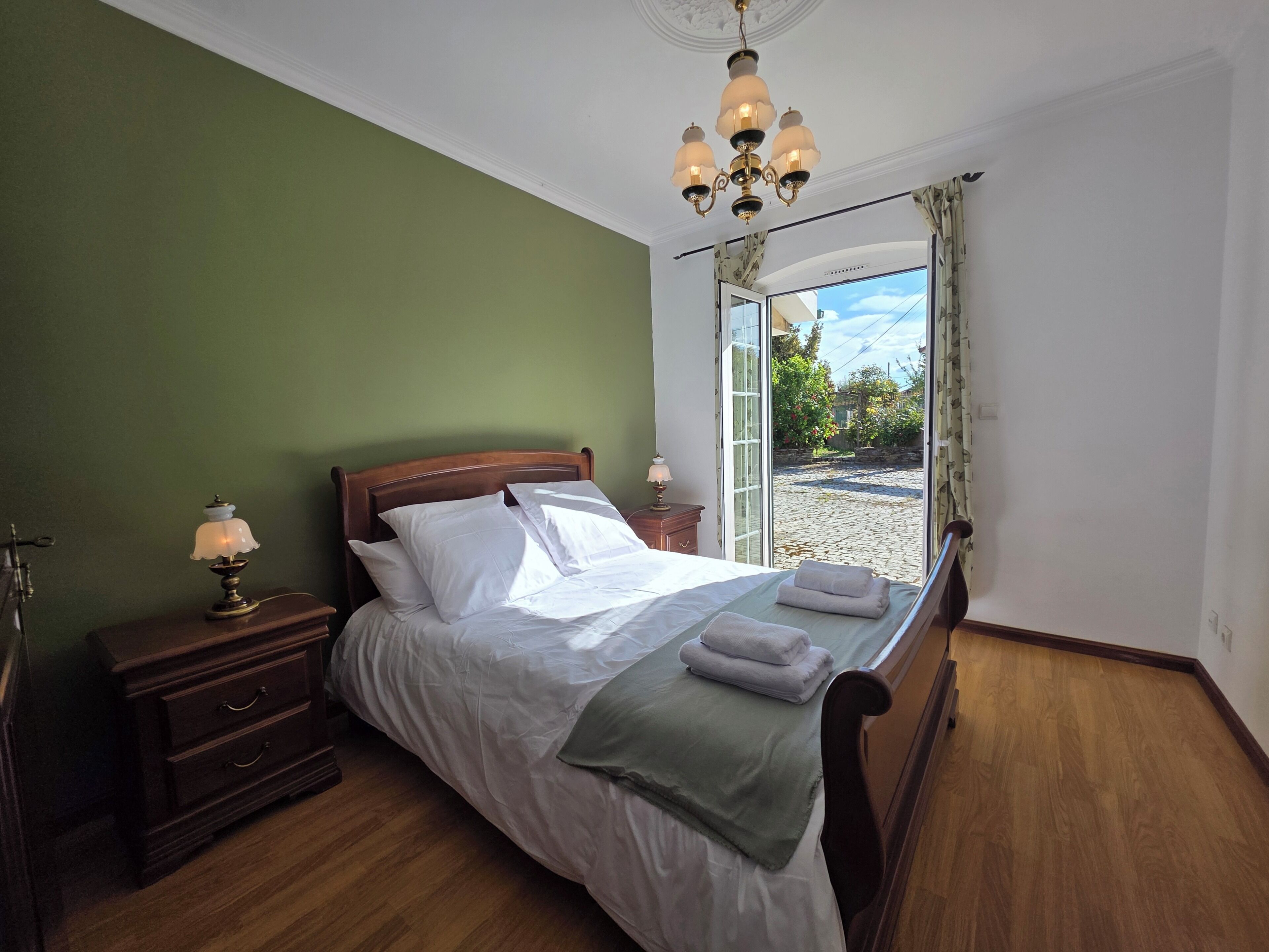 3 bedrooms, iron/ironing board, bed sheets