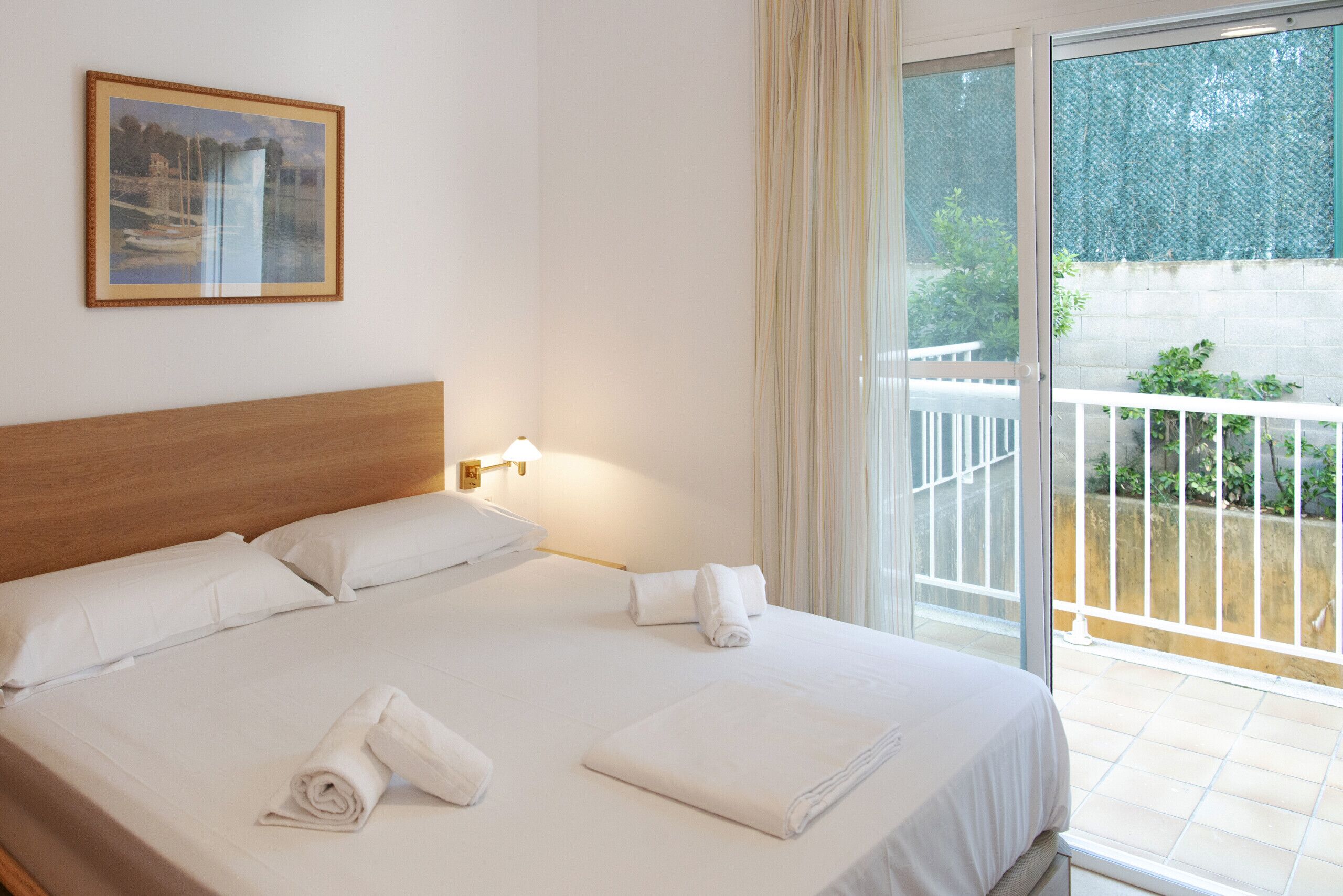 Tabla de planchar con plancha, wifi gratis, ropa de cama