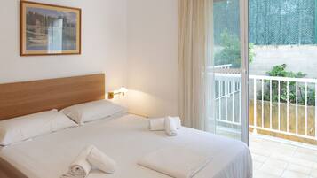 Tabla de planchar con plancha, wifi gratis, ropa de cama