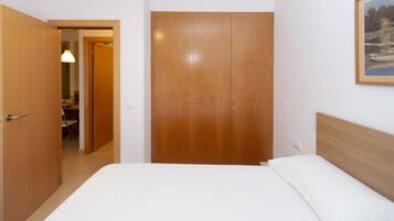 Een strijkplank/strijkijzer, gratis wifi, beddengoed