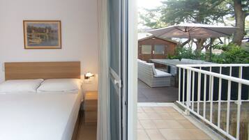 Tabla de planchar con plancha, wifi gratis, ropa de cama