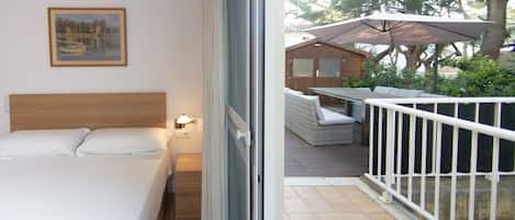 Iron/ironing board, free WiFi, bed sheets
