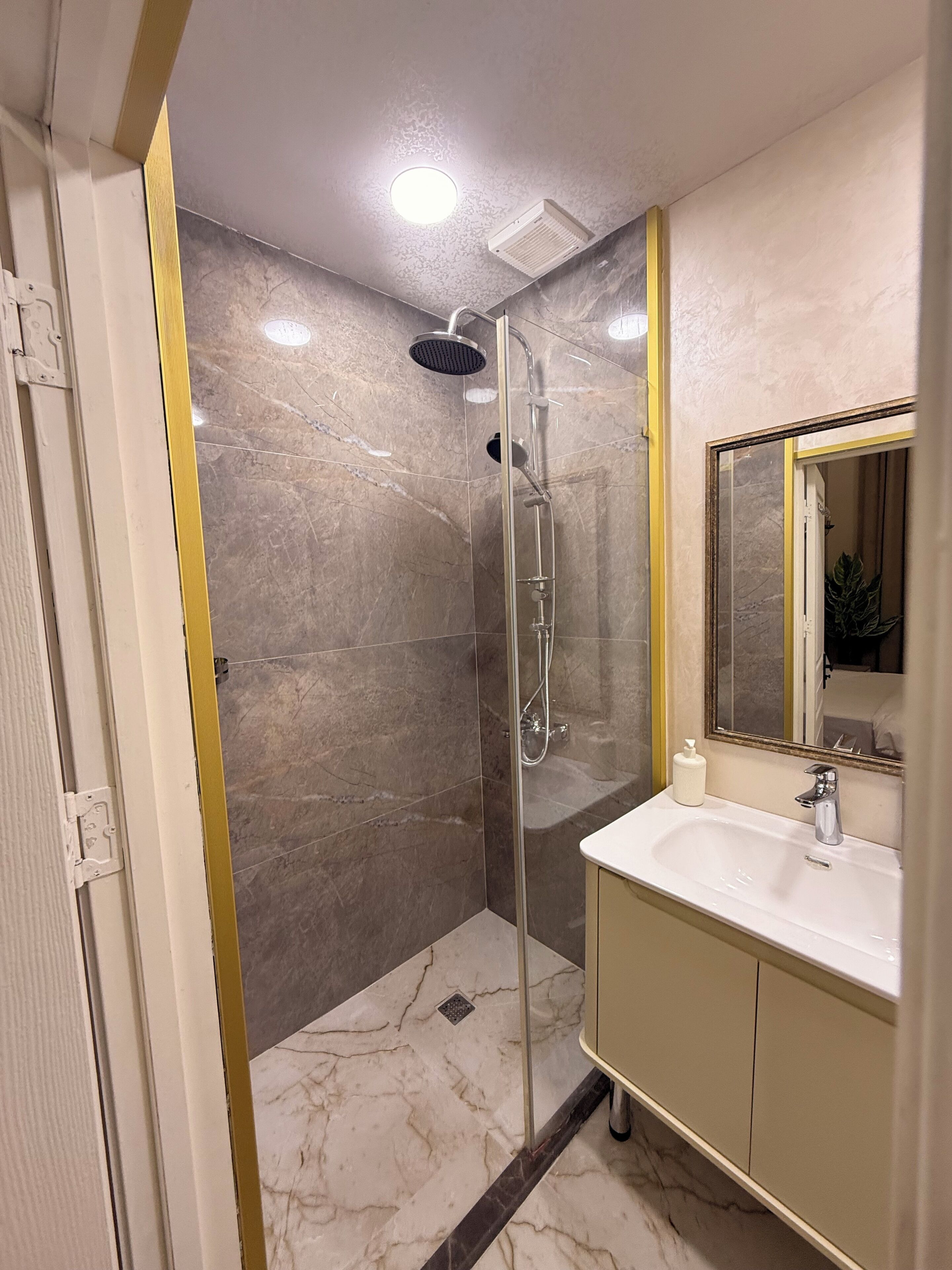 Quarto casal ou duplo luxo, vista para a cidade | Banheiro | Chuveiro, produtos de toalete grátis, secador de cabelo, chinelos