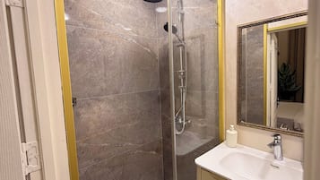 Quarto casal ou duplo luxo, vista para a cidade | Banheiro | Chuveiro, produtos de toalete grátis, secador de cabelo, chinelos