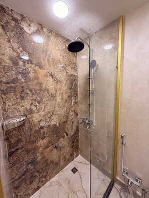 Quarto casal ou duplo econômico | Banheiro | Chuveiro, produtos de toalete grátis, secador de cabelo, chinelos
