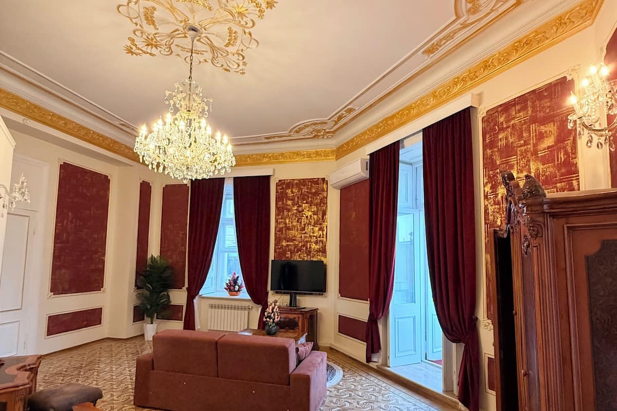 Phòng Suite Royal, ban công, quang cảnh thành phố | Bàn, khu vực làm việc phù hợp cho laptop, bàn ủi/dụng cụ ủi quần áo 
