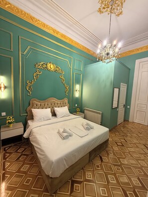 Quarto casal ou duplo superluxo, 1 cama King, sacada, vista para a cidade | Escrivaninha, espaço de trabalho para notebook