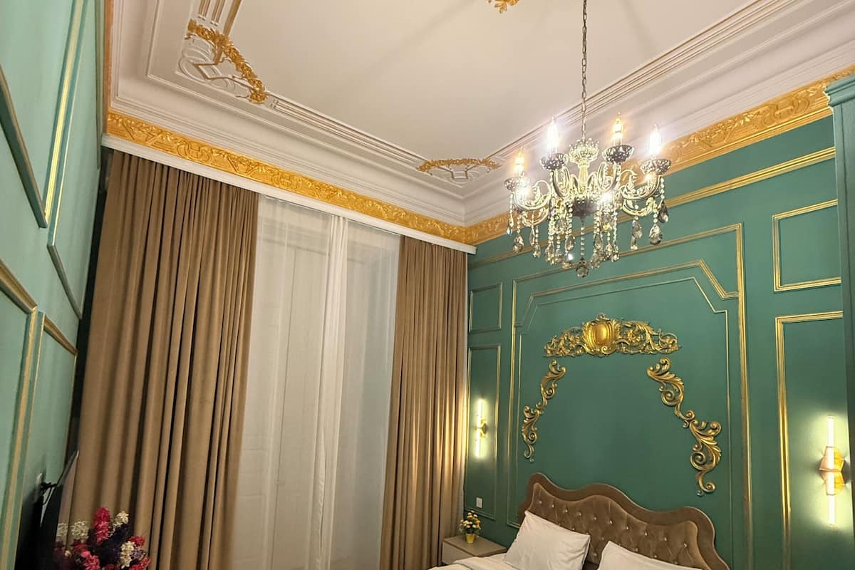 Phòng đôi hoặc 2 giường đơn Cao cấp, 1 giường cỡ king, ban công, quang cảnh thành phố | Bàn, khu vực làm việc phù hợp cho laptop, bàn ủi/dụng cụ ủi quần áo