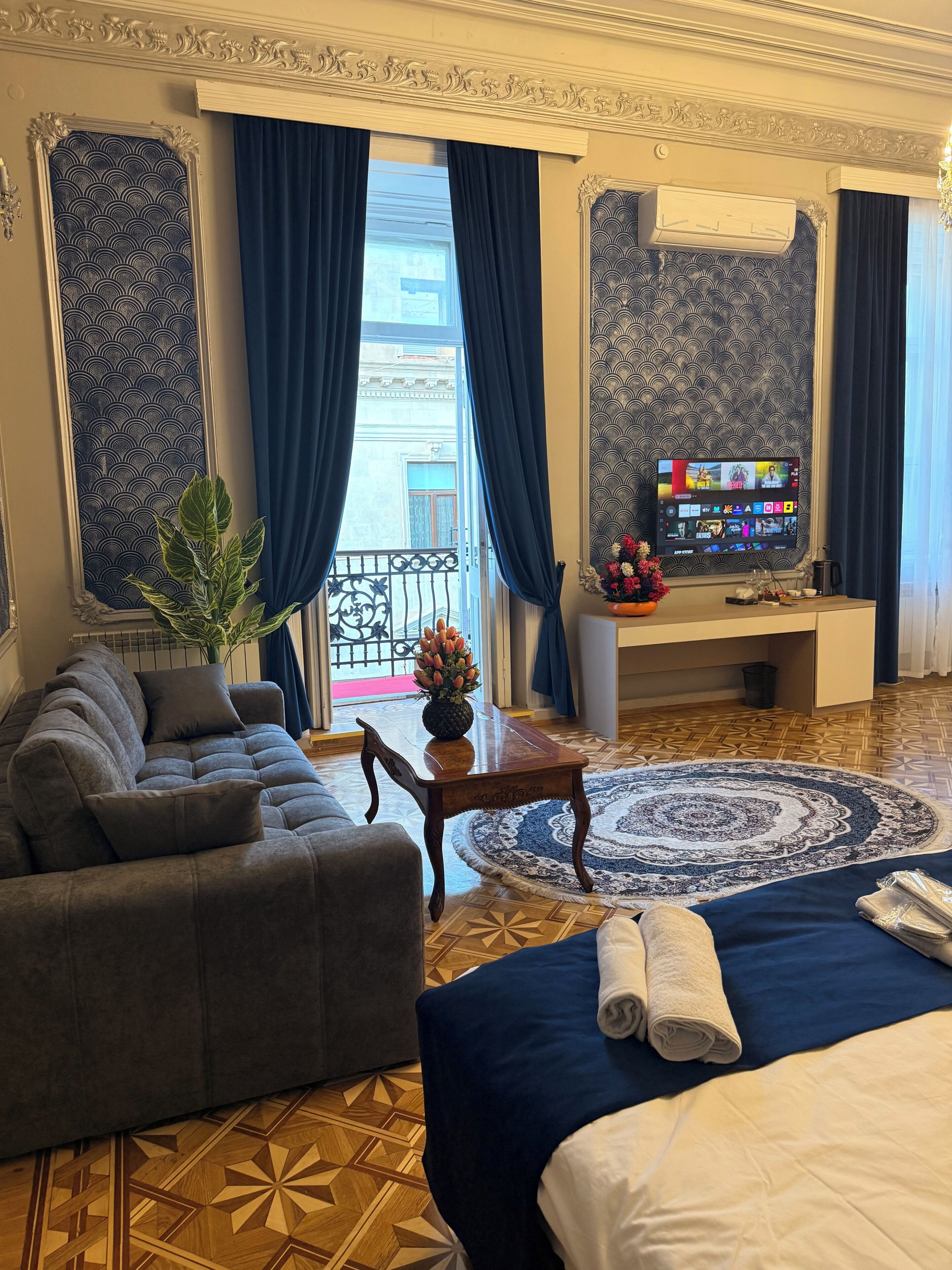 Phòng Suite có thiết kế đặc trưng, ban công, quang cảnh thành phố | Bàn, khu vực làm việc phù hợp cho laptop, bàn ủi/dụng cụ ủi quần áo 