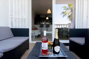 Een eettafel met twee flessen wijn en een dienblad.