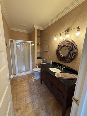 Shower, jetted bath, hair dryer, towels - Marvelous 3-bedroom house Perfect for any stay (Louisville)
