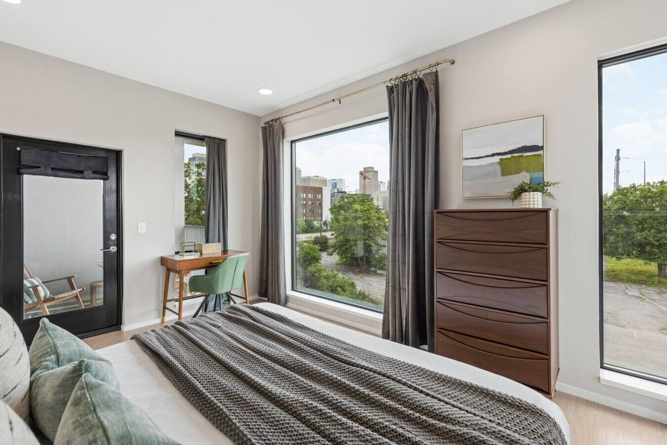Een bureau, wifi, beddengoed