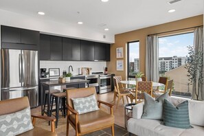 Eine moderne Wohnung mit Küche, Essbereich und Wohnzimmer.