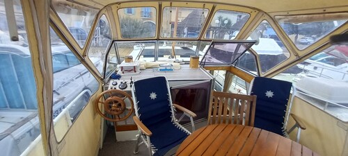 Elégante péniche de 35m²avec terrasse abritée pouvant accueillir 4personnes