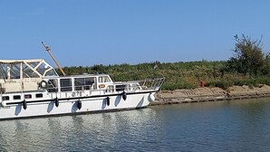 Een boot met een hut, ramen en een vlag.