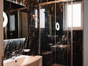 Kahden hengen deluxe-huone (kaksi sänkyä), parveke, kaupunkinäköala | Kylpyhuone