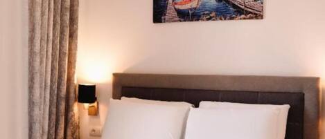 Chambre Deluxe avec lits jumeaux, balcon, vue ville | Wi-Fi gratuit