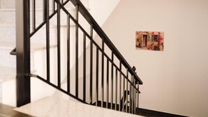 Eine Treppe mit schwarzen Geländern, die zu einer Aussichtsplattform führt.