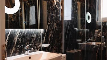 Deluxe-Zweibettzimmer, Balkon, Stadtblick | Badezimmer