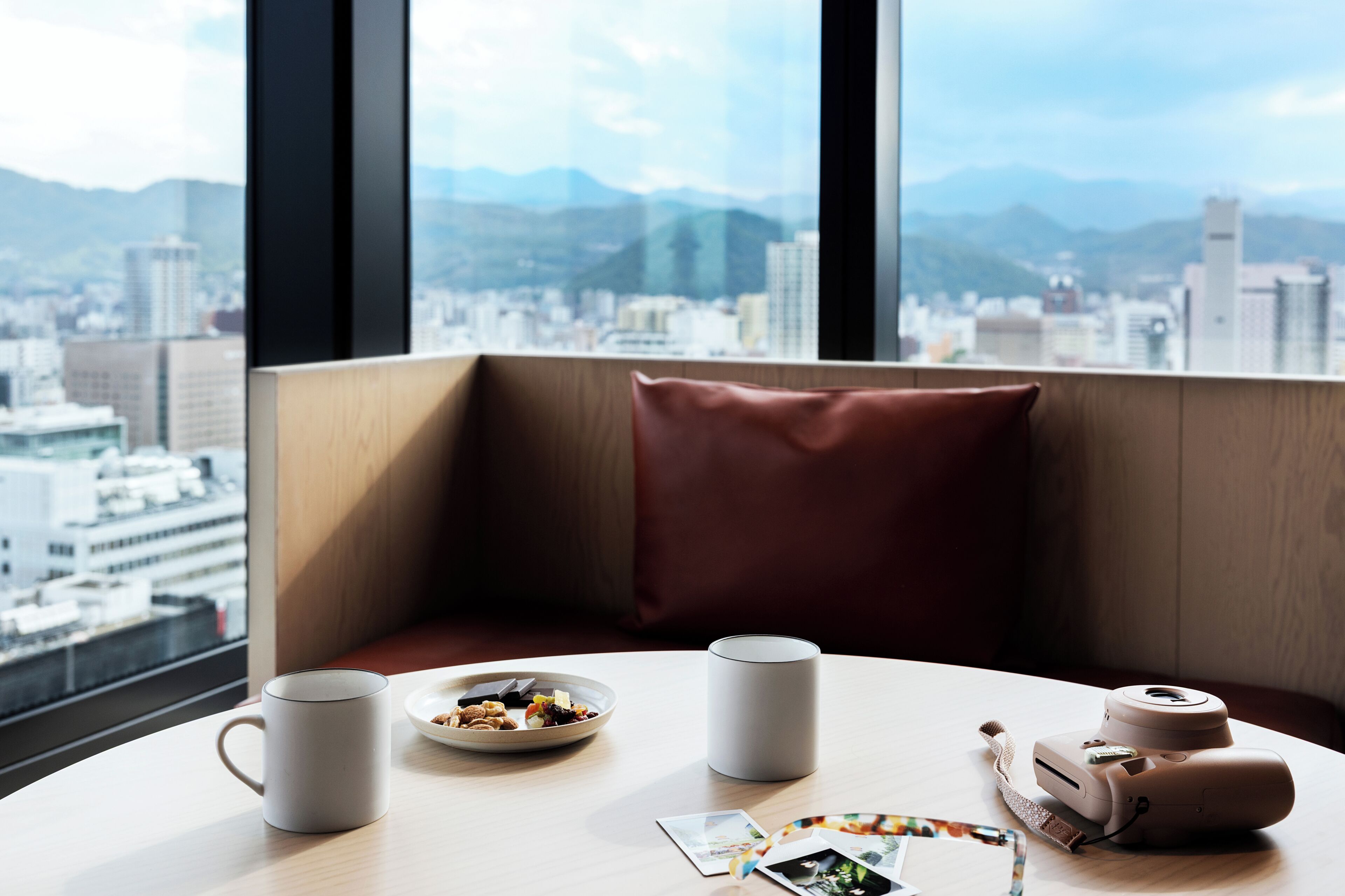 Ropa de cama de alta calidad, cubrecamas y minibar 
