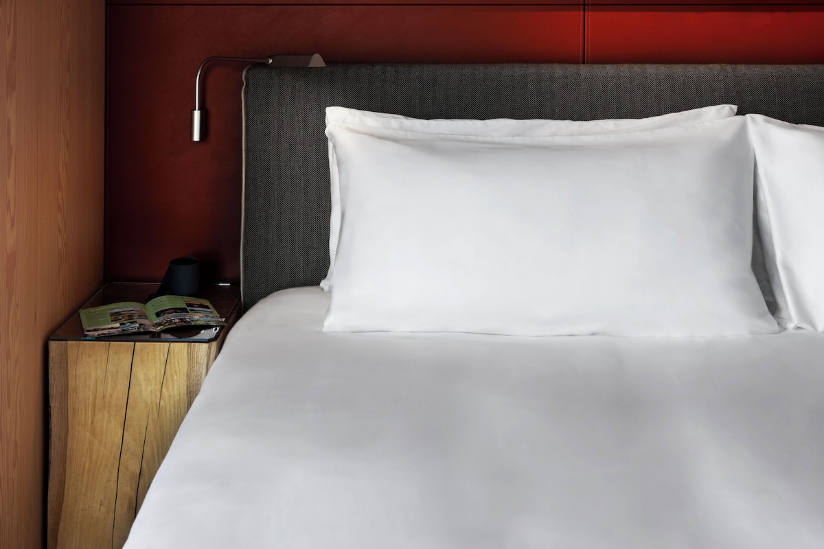 Minibar, coffres-forts dans les chambres, bureau, rideaux occultants