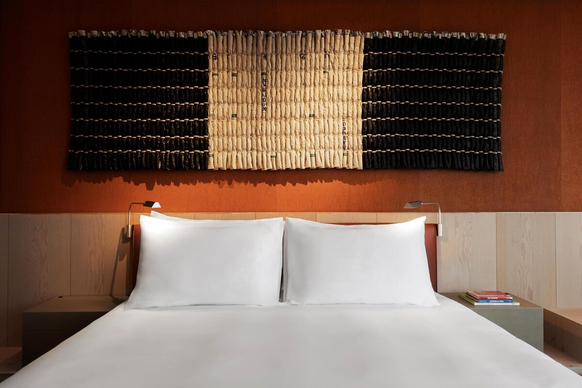 Deluxe Room, 1 King Bed | Minibar, in-room safe, desk, blackout drapes
