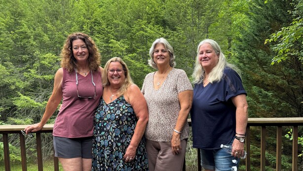 A group of people standing on a wooden deck with a forest background. - 3-bedroom country house in charming Murphy with AC (Murphy)