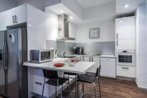 Coffee/tea maker, fridge, microwave, oven - Spacious 140 m² Apartment in the Heart of Madrid (Madrid)