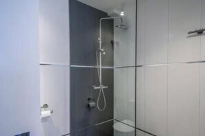 Een haardroger, handdoeken, zeep, toiletpapier