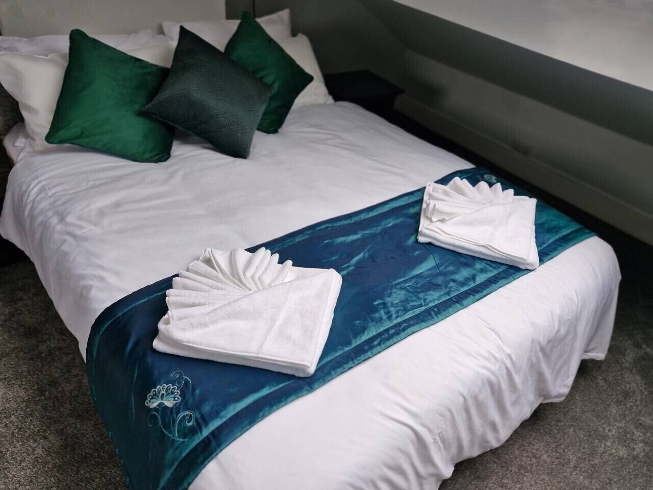 5 bedrooms, desk, WiFi, bed sheets