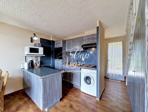 Wasserkocher mit Kaffee-/Teezubehör, Kühlschrank, Mikrowelle, Ofen