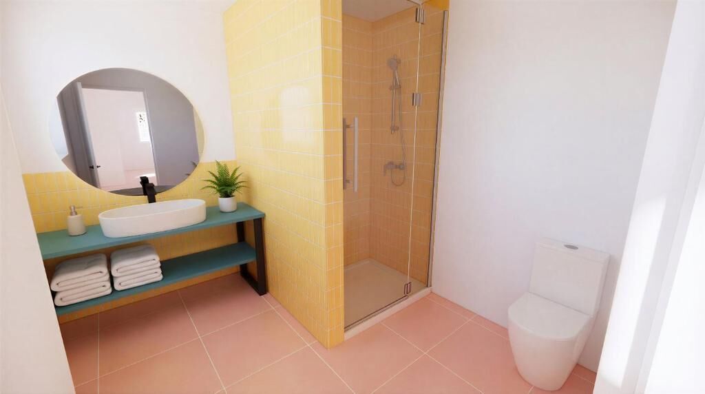 Douche, sèche-cheveux, serviettes fournies, papier toilette