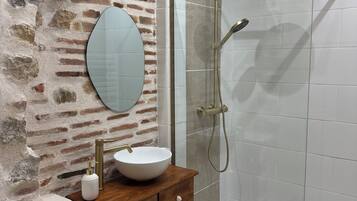 Een douche, een haardroger, handdoeken, zeep
