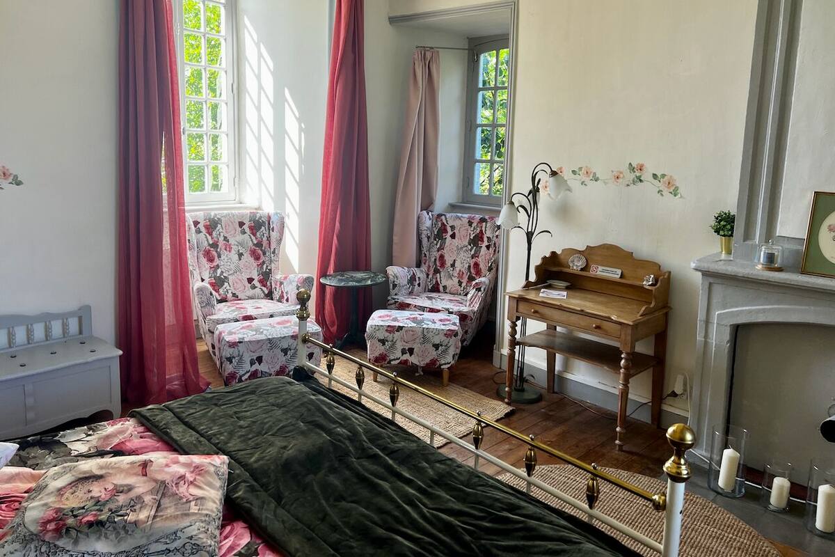 Deluxe Double Room, Pets Allowed, Courtyard View | Premium bedding, iron/ironing board (on request), WiFi (free)