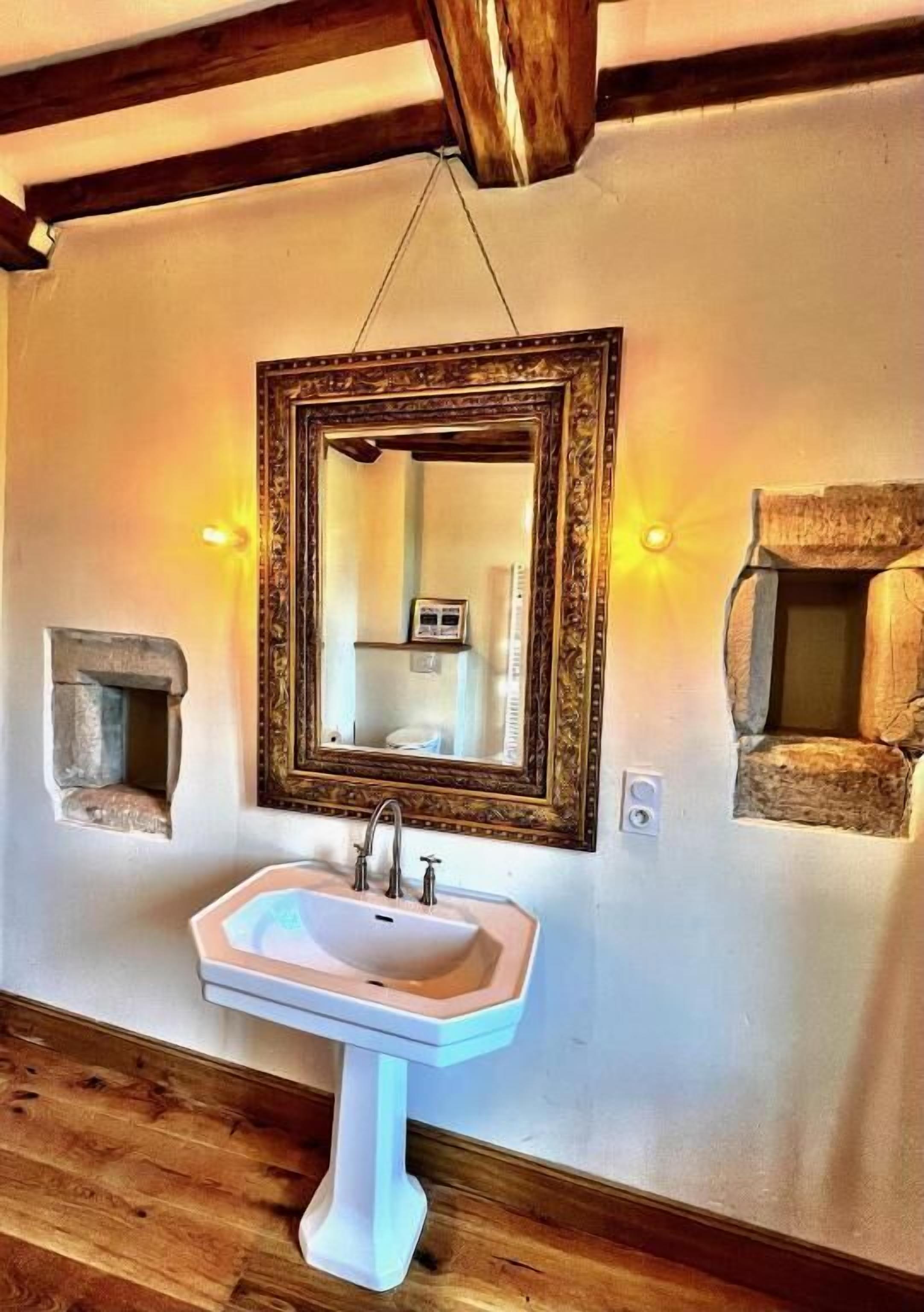Deluxe Double Room, Pets allowed, Courtyard View | Bathroom