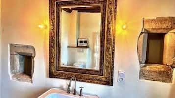 Deluxe Double Room, Pets allowed, Courtyard View | Bathroom