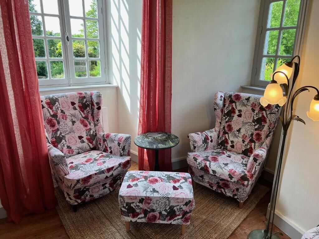 Chambre Double Deluxe, animaux de compagnie acceptés, vue cour intérieure | Coin séjour | Livres