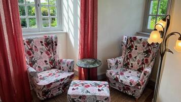 Chambre Double Deluxe, animaux de compagnie acceptés, vue cour intérieure | Coin séjour | Livres