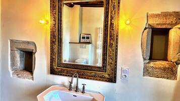 Deluxe Double Room, Courtyard View | Bathroom