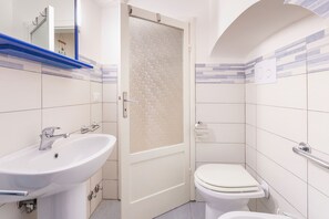 Un bagno con lavandino, servizi igienici e zona doccia.