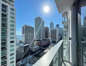 Ein Hochhaus mit freiem Blick auf die Stadtlandschaft, durch das die Sonne scheint.