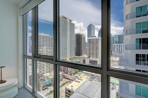 Ein Hochhaus mit mehreren Etagen und Blick auf die Stadt durch große Fenster.