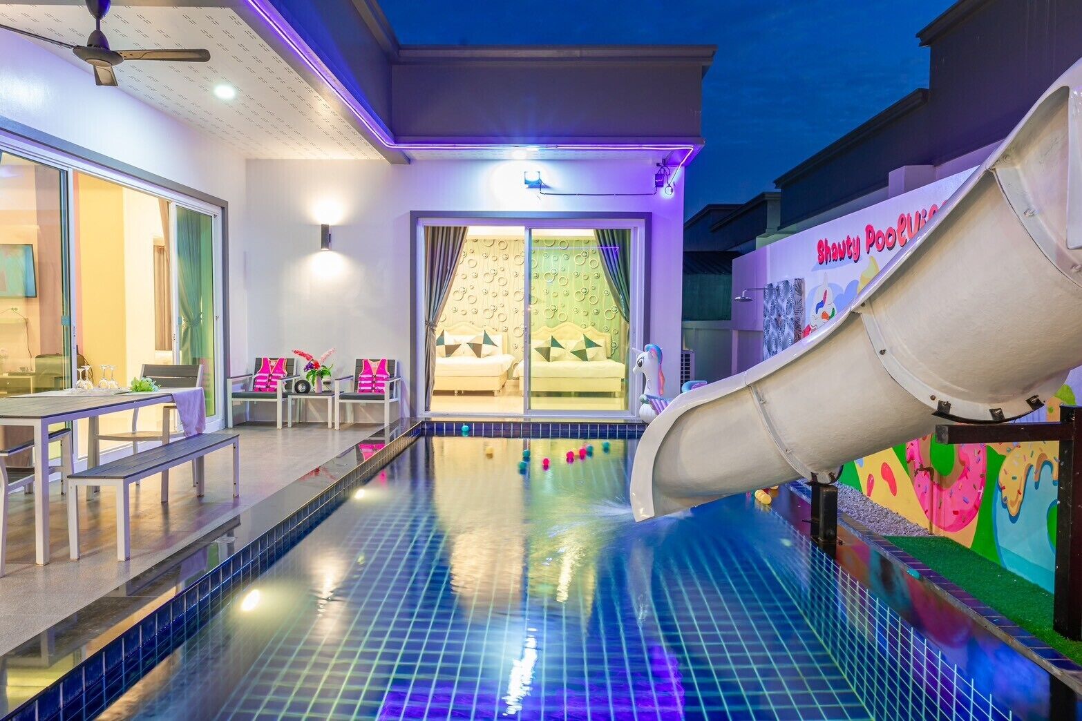 Hồ bơi ngoài trời 