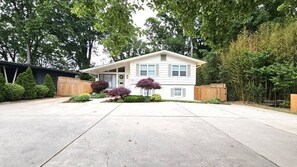 Exterior - Charlotte Serenity Stay—Spacious 3BR Near Light Rail & Uptown (Charlotte)