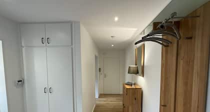 The approx. 60 m², stylish 2-room apartment for 2 persons is located in Bad Zwischenahn. The apartment on the upper floor was renovated in 2026 and offers everything you need for a comfortable stay over a longer period of time.