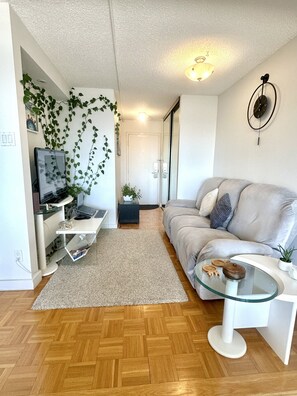 Living area - High-rise apt in downtown of Montreal (Montreal)