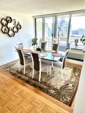 Dining - High-rise apt in downtown of Montreal (Montreal)