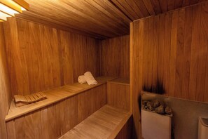 Un sauna, una bañera de hidromasaje, masajes